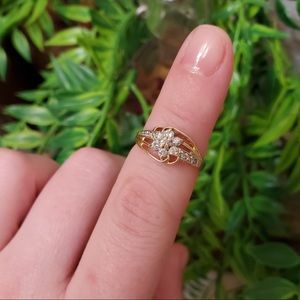 ⭐️ Vintage Diamond Flower Ring